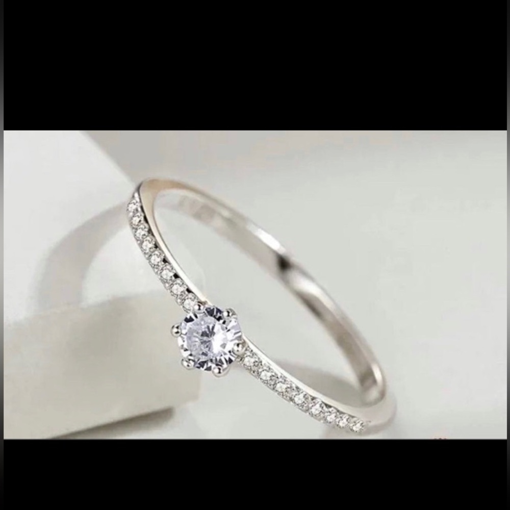 Halo engagement ring